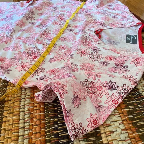 SEASONAL Red & White SNOWFLAKES Women’s UA ButterSoft Size LARGE Scrub Top ❄️ - Picture 15 of 15